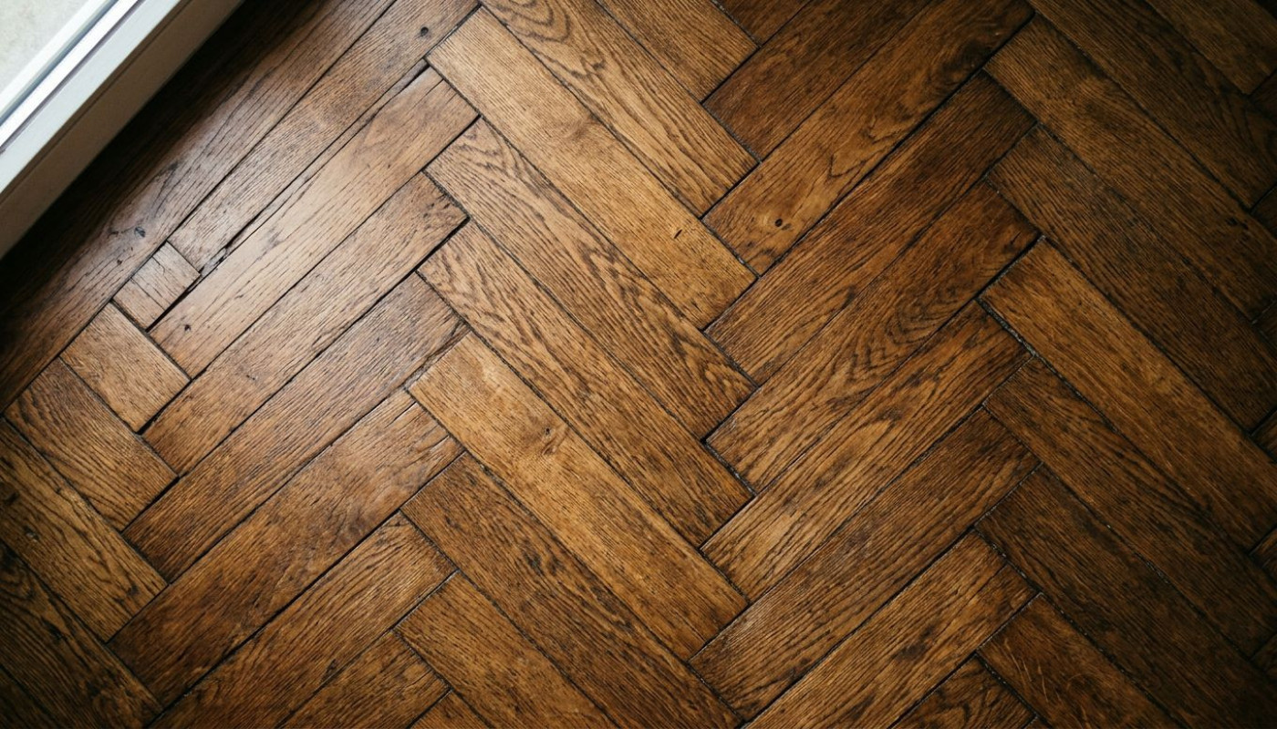 Métamorphoses de sols anciens : récit d’un parquet retrouvé grâce au ponçage